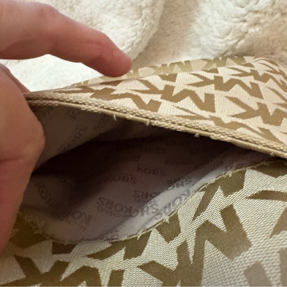 Michael Kors,‎ Gold Canvas Shoulder Bag with Gold Trim and Handle preowned - Picture 4 of 8